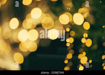 molti dei bokeh dal tubo della lampadina chiaro su una strada di notte che assomiglia alla luce della stella dorata di lusso in sfondo scuro Foto Stock