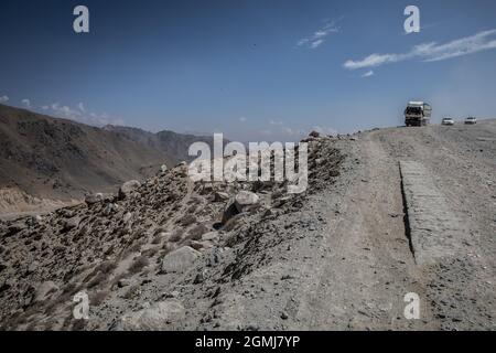 Passo di Salang, Afghanistan. 19 Settembre 2021. Automobili e camion attraversano il Kush Hindu sul Passo Salang, il passo di montagna primario che collega l'Afghanistan settentrionale con la Provincia di Parwan, con collegamenti in avanti per la Provincia di Kabul. Credit: Oliver Weiken/dpa/Alamy Live News Foto Stock