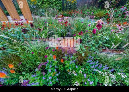 Londra, Regno Unito. 19 Settembre 2021. Come arrivare: Un NHS Tribute Garden Final disegnato da Naomi Ferrett-Cohen - preparativi per il Chelsea Flower Show 2021. Lo spettacolo è stato annullato lo scorso anno a causa dei blocchi di coronavirus. Credit: Guy Bell/Alamy Live News Foto Stock
