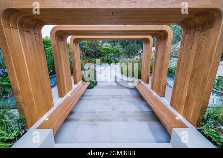 Londra, Regno Unito. 19 Settembre 2021. Come arrivare: Un NHS Tribute Garden Final disegnato da Naomi Ferrett-Cohen - preparativi per il Chelsea Flower Show 2021. Lo spettacolo è stato annullato lo scorso anno a causa dei blocchi di coronavirus. Credit: Guy Bell/Alamy Live News Foto Stock