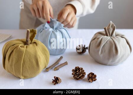 Decorazione autunnale con zucche colorate fatte a mano in tessuto Foto Stock