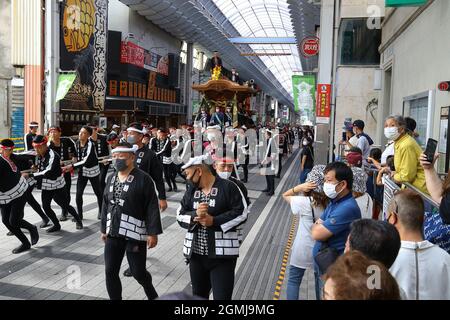 Osaka, Giappone. 19 Settembre 2021. Il tradizionale Kishiwada 'Danjiri Festival' nella città di Kishiwada, nella prefettura di Osaka, in Giappone, è stato cancellato nel 2020 a causa dell'infezione da COVID-19. Molti spettatori lungo la strada si sono astenuti dal guardare il festival tra le misure di controllo delle infezioni. Il 19 settembre 2021 a Tokyo, Giappone. (Foto di Kazuki Oishi/Sipa USA) Credit: Sipa USA/Alamy Live News Foto Stock