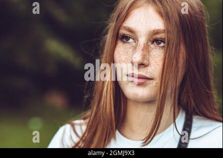 Primo piano ritratto di giovane ragazza zenzero brulicante teen Foto Stock