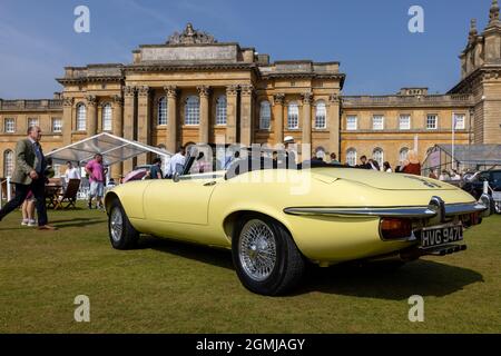 1971 Jaguar e-Type Serie 2 ‘HVG 947L’ in esposizione al Concours d'Elegance tenutosi a Blenheim Palace il 5 settembre 2021 Foto Stock