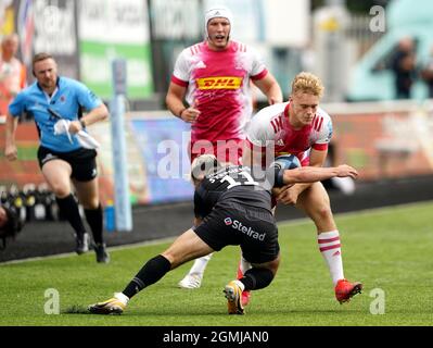 Louis Lynagh di Harlequins affrontato da Iwan Stephens di Newcastle Falcons durante la partita Gallagher Premiership al Kingston Park di Newcastle. Data foto: Domenica 19 settembre 2021. Foto Stock