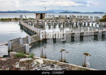 Una trappola di pesci sulla strada rialzata per Koronisia nel Golfo Ambraciano, comune di Arta, Epiro, Grecia. Foto Stock