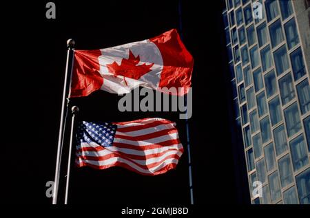 Canada. Montreal. Primo piano delle bandiere canadesi e statunitensi. Foto Stock