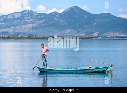 Pescatore, pesca a lancia nella laguna di Tsoukaliou presso il Parco ambientale di Salaora, nel Golfo Ambraciano, comune di Arta, Epiro, Grecia. Foto Stock