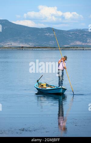 Pescatore, pesca a lancia nella laguna di Tsoukaliou presso il Parco ambientale di Salaora, nel Golfo Ambraciano, comune di Arta, Epiro, Grecia. Foto Stock