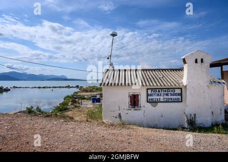 Una stazione cooperativa di pesca e trappola di pesci nella laguna di Tsoukaliou, Golfo Ambraciano, comune di Arta, EPIRUS, Grecia. Foto Stock