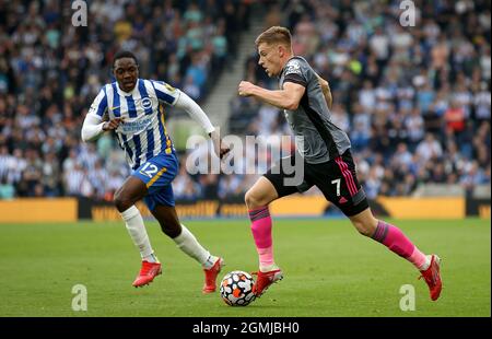 Harvey Barnes (a destra) di Leicester City e Enock Mwepu di Brighton e Hove Albion in azione durante la partita della Premier League allo stadio AMEX di Brighton. Data foto: Domenica 19 settembre 2021. Foto Stock