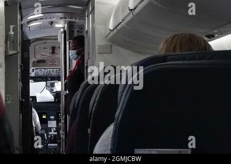 New York, Stati Uniti. 18 settembre 2021. Un assistente di volo con maschera si trova vicino all'abitacolo a bordo di un volo interno Delta Airlines presso l'aeroporto JFK, in linea con i requisiti CDC e FAA. Credit: NIR Alon/Alamy Live News Foto Stock