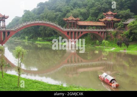 Il punto di riferimento del Ponte di Haoshang sopra il fiume Mahao all'interno dell'area panoramica del buddha di Leshan nella provincia di sichuan in una giornata trascorsa. Foto Stock