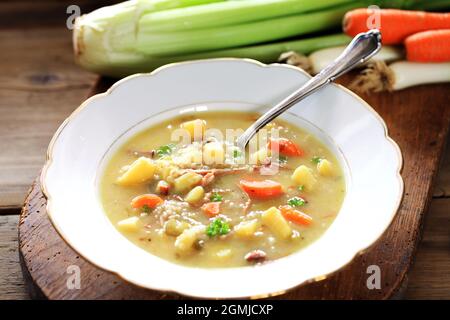 zuppa di verdure su sfondo di legno Foto Stock