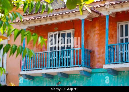 Balcone dipinto nella vecchia città muraria di Cartagena, Colombia Foto Stock