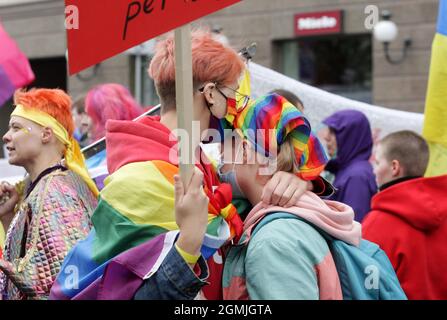 Kiev, Ucraina. 19 Settembre 2021. I partecipanti prendono parte alla marcia di uguaglianza KyivPride 2021 della comunità LGBT.migliaia di partecipanti si sono rivolti a Kiev per la sfilata annuale di gay Pride o la marcia di uguaglianza. (Foto di Pavlo Gonchar/SOPA Images/Sipa USA) Credit: Sipa USA/Alamy Live News Foto Stock