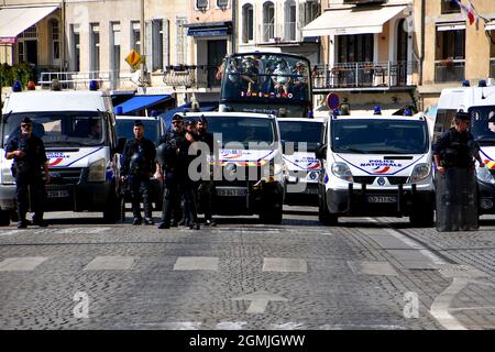 Marsiglia, Francia. 18 settembre 2021. Gli agenti di polizia si levano in guardia durante la dimostrazione. Migliaia di persone si sono dimostrate contro il pass sanitario a Marsiglia, in Francia. Il presidente francese Emmanuel Macron ha annunciato tra le nuove misure anti-Covid 19 un "pass sanitario" che sarà necessario per frequentare caffè terrazze, ristoranti, cinema, teatri e altre attività culturali e ricreative per contribuire a contenere la diffusione del virus Covid-19. (Foto di Gerard Bottino/SOPA Images/Sipa USA) Credit: Sipa USA/Alamy Live News Foto Stock