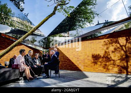 Re Willem-Alexander e il primo ministro uscente Mark Rutte alla inaugurazione del Memoriale dei nomi dell'Olocausto ad Amsterdam, Paesi Bassi, il 19 settembre 2021. Questo sito contiene i nomi, le date di nascita e l'età alla morte di oltre 102,000 vittime olandesi dell'Olocausto, tra cui ebrei, Sinti e Rom. Foto di Robin Utrecht/ABACAPRESS.COM Foto Stock