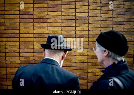 Re Willem-Alexander e il primo ministro uscente Mark Rutte alla inaugurazione del Memoriale dei nomi dell'Olocausto ad Amsterdam, Paesi Bassi, il 19 settembre 2021. Questo sito contiene i nomi, le date di nascita e l'età alla morte di oltre 102,000 vittime olandesi dell'Olocausto, tra cui ebrei, Sinti e Rom. Foto di Robin Utrecht/ABACAPRESS.COM Foto Stock