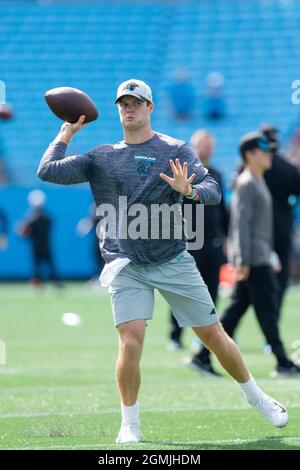 Charlotte, NC, Stati Uniti. 19 Settembre 2021. Carolina Panthers quarterback Sam Darnold (14) si riscalda prima della partita NFL al Bank of America Stadium di Charlotte, NC. (Scott Kinser/Cal Sport Media). Credit: csm/Alamy Live News Foto Stock