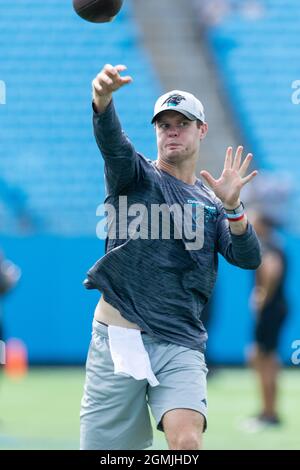 Charlotte, NC, Stati Uniti. 19 Settembre 2021. Carolina Panthers quarterback Sam Darnold (14) si riscalda prima della partita NFL al Bank of America Stadium di Charlotte, NC. (Scott Kinser/Cal Sport Media). Credit: csm/Alamy Live News Foto Stock