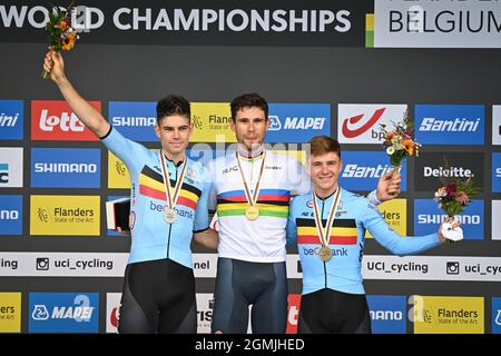 Il belga Wout Van Aert del Team Jumbo-Visma , vincitore della medaglia d'argento, il italiano Filippo Ganna di Ineos Grenadiers , vincitore della medaglia d'oro e Belgi Foto Stock