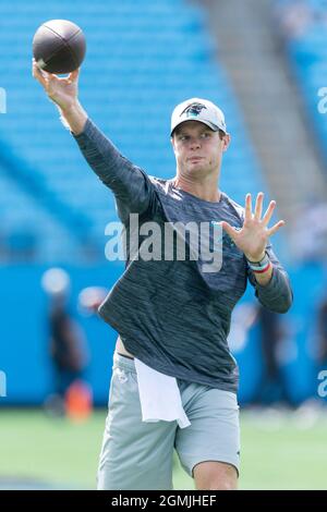 Charlotte, NC, Stati Uniti. 19 Settembre 2021. Carolina Panthers quarterback Sam Darnold (14) si riscalda prima della partita NFL al Bank of America Stadium di Charlotte, NC. (Scott Kinser/Cal Sport Media). Credit: csm/Alamy Live News Foto Stock