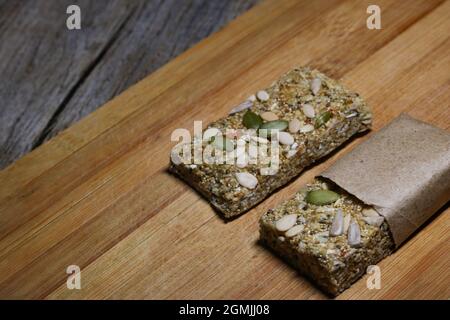 La barra proteica è la barra ricca di proteine, di energia, ricca di biotina, nutriente, sana così come saporita bar !! La ricetta da morso n sorso è facile, passo da s. Foto Stock