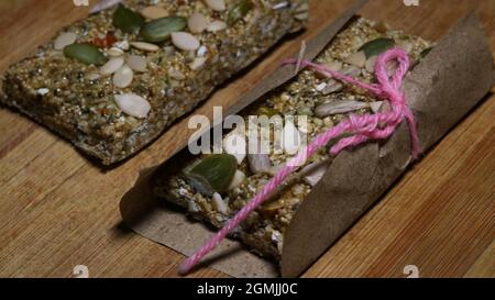 La barra proteica è la barra ricca di proteine, di energia, ricca di biotina, nutriente, sana così come saporita bar !! La ricetta da morso n sorso è facile, passo da s. Foto Stock