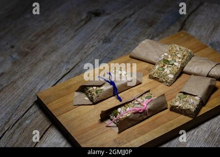 La barra proteica è la barra ricca di proteine, di energia, ricca di biotina, nutriente, sana così come saporita bar !! La ricetta da morso n sorso è facile, passo da s. Foto Stock