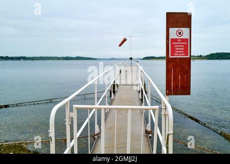 Molo chiuso per il lancio del piacere su un serbatoio a Rutland, Inghilterra. Foto Stock