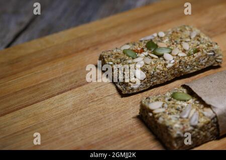 La barra proteica è la barra ricca di proteine, di energia, ricca di biotina, nutriente, sana così come saporita bar !! La ricetta da morso n sorso è facile, passo da s. Foto Stock