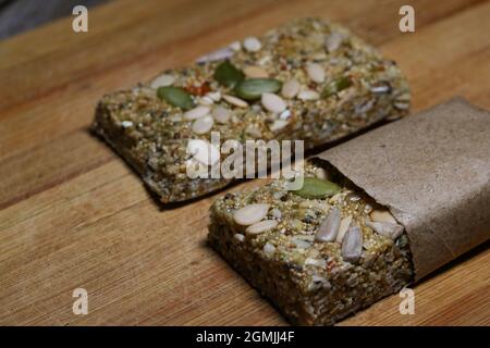 La barra proteica è la barra ricca di proteine, di energia, ricca di biotina, nutriente, sana così come saporita bar !! La ricetta da morso n sorso è facile, passo da s. Foto Stock