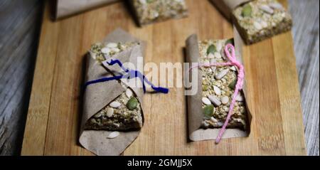 La barra proteica è la barra ricca di proteine, di energia, ricca di biotina, nutriente, sana così come saporita bar !! La ricetta da morso n sorso è facile, passo da s. Foto Stock