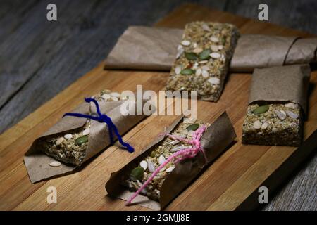 La barra proteica è la barra ricca di proteine, di energia, ricca di biotina, nutriente, sana così come saporita bar !! La ricetta da morso n sorso è facile, passo da s. Foto Stock