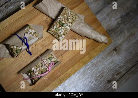 La barra proteica è la barra ricca di proteine, di energia, ricca di biotina, nutriente, sana così come saporita bar !! La ricetta da morso n sorso è facile, passo da s. Foto Stock