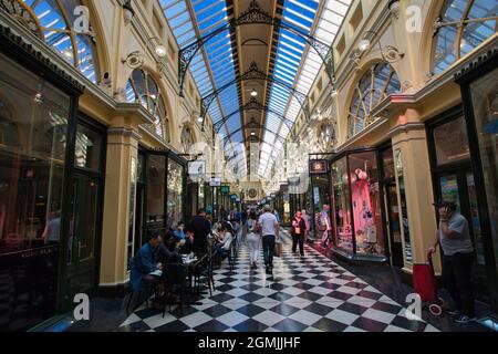 MELBOURNE, AUSTRALIA - Apr 30, 2016: Pavimento piastrellato in bianco e nero con soffitto in vetro a caffe e torta, Melbourne, Australia Foto Stock