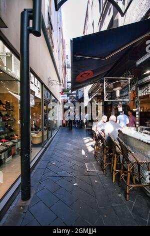 MELBOURNE, AUSTRALIA - 30 apr 2016: I caffè all'aperto di Melbourne pieni di persone Foto Stock