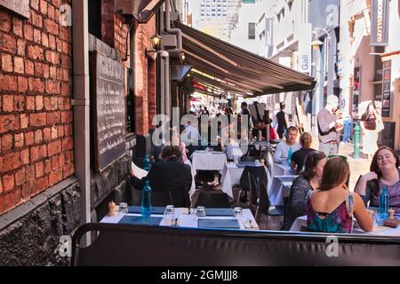 MELBOURNE, AUSTRALIA - 30 apr 2016: I caffè all'aperto di Melbourne pieni di persone Foto Stock