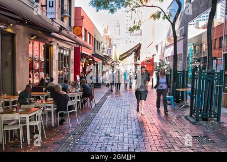 MELBOURNE, AUSTRALIA - 30 apr 2016: I caffè all'aperto di Melbourne pieni di persone Foto Stock