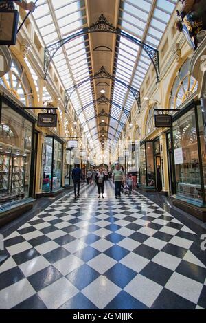 MELBOURNE, AUSTRALIA - Apr 30, 2016: Pavimento piastrellato in bianco e nero con soffitto in vetro a caffe e torta, Melbourne, Australia Foto Stock