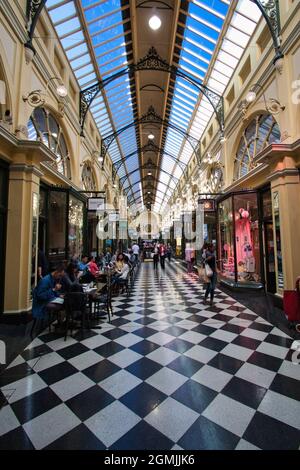 MELBOURNE, AUSTRALIA - Apr 30, 2016: Pavimento piastrellato in bianco e nero con soffitto in vetro a caffe e torta, Melbourne, Australia Foto Stock