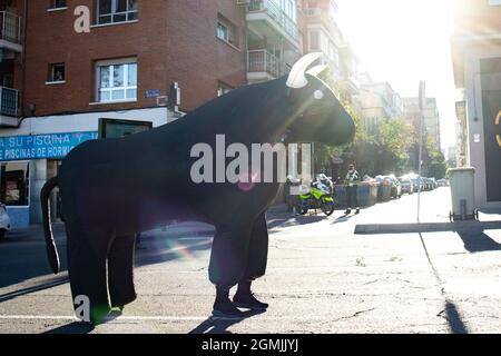 Madrid, Spagna. 18 settembre 2021. Dimostrazione anti-corrida per l'abolizione della corrida di fronte all'arena di Las Ventas il 18 2021 settembre. La manifestazione è stata organizzata dal partito per i diritti degli animali PACMA. (Foto di Alvaro Laguna/Pacific Press/Sipa USA) Credit: Sipa USA/Alamy Live News Foto Stock