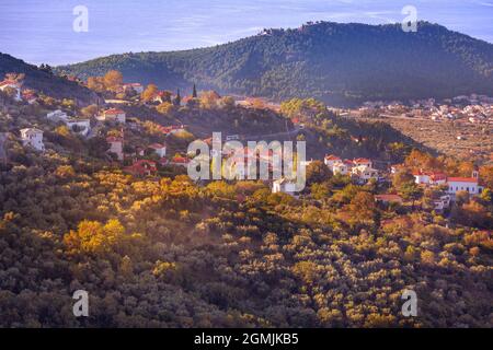 Portaria montagna villaggio vista aerea tramonto, Pilio, Monte Pelio, Grecia Foto Stock