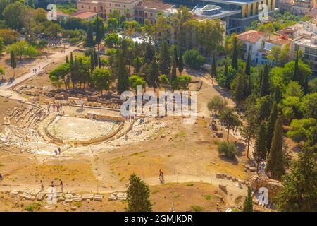 Atene, Grecia - 14 ottobre 2016: Turisti vicino a antiche rovine del tempio in Acropoli Foto Stock