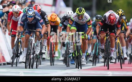 19 settembre 2021, Hessen, Francoforte sul meno: Il belga Jasper Philipsen (3° da sinistra) del Team Alpecin Fenix sprint alla vittoria nella gara ciclistica UCI WorldTour di Eschborn-Francoforte all'Alte Oper davanti a John Degenkolb del Team Lotto Soudal (4° da sinistra) e il norvegese Alexander Kristoff (r) del Team UAE Emirates. La 60a edizione del classico ciclistico tedesco con finitura a Francoforte porta oltre 187.4 chilometri. Foto: Arne Dedert/dpa Foto Stock