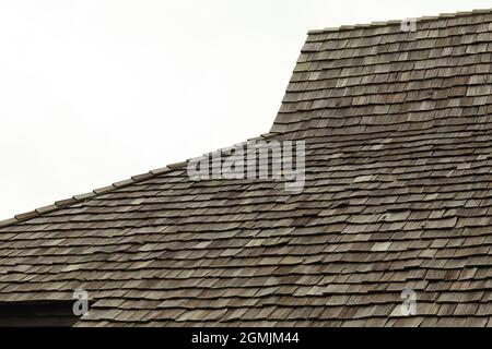 Il tetto della casa è fatto di legno, stile antico, stile tailandese. Spazio di copia. Foto Stock