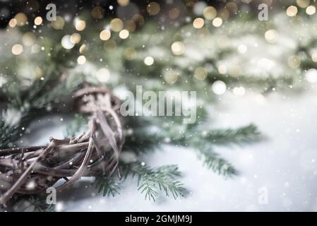 Decorazioni di Natale sfondo con luci garland. Spazio di copia. Foto Stock