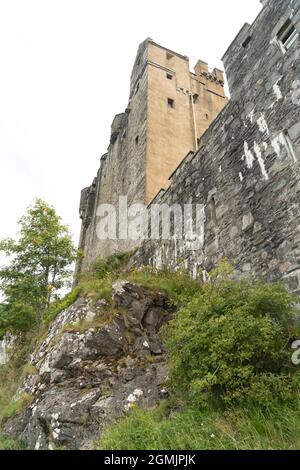 Vista sulla sede ancestrale della famiglia MacRae, un castello feudale. Foto Stock