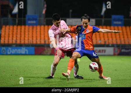 Bangkok, Tailandia. 18 settembre 2021. Nattawut Sombatyotha (R) di Port FC e Narongrit Boonsuk di Khon Kaen United sono visti in azione durante la partita della Thai League 2021 tra Port FC e Khon Kaen United al PAT Stadium.(Punteggio finale; Port FC 2:0 Khon Kaen United) Credit: SOPA Images Limited/Alamy Live News Foto Stock